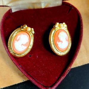 Vintage cameo earring set golden tone( lady love)